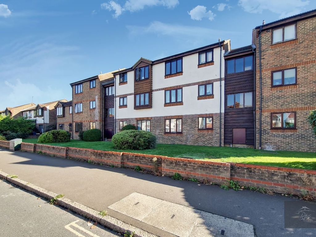 1 bed flat for sale in Marchside Close, Heston TW5, £245,000