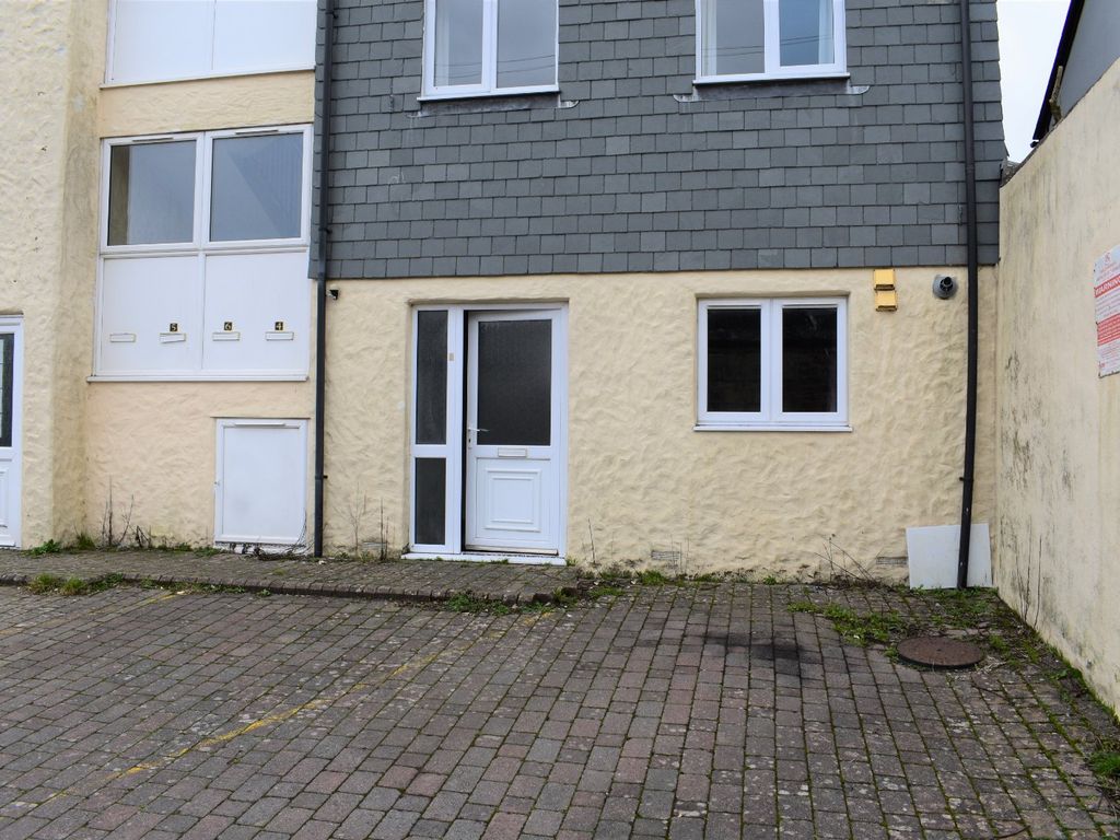 2 bed flat for sale in Gurneys Lane, Camborne, Cornwall TR14, £118,950