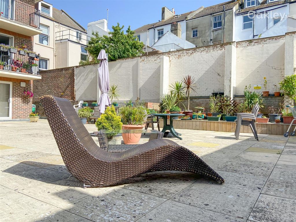 2 bed flat for sale in College Court, Kemptown, Brighton BN2, £170,000