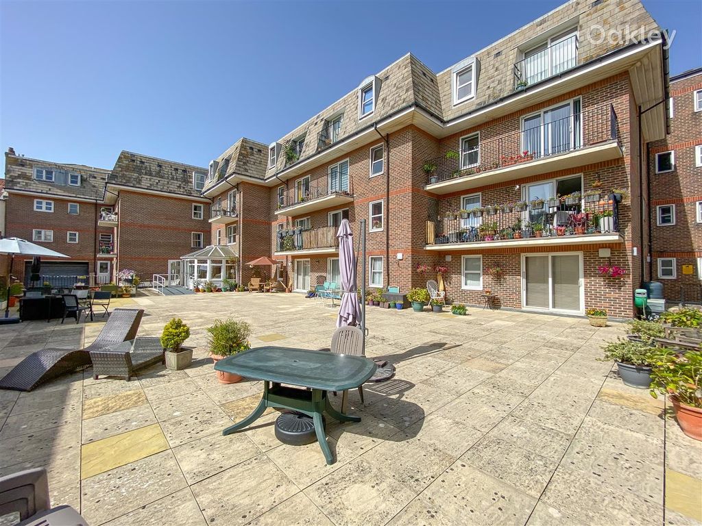 2 bed flat for sale in College Court, Kemptown, Brighton BN2, £170,000