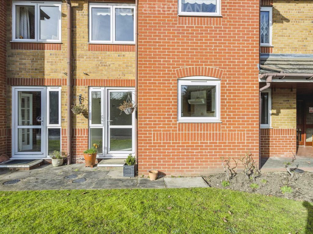 1 bed flat for sale in Royston Court, Hinchley Wood KT10, £235,000
