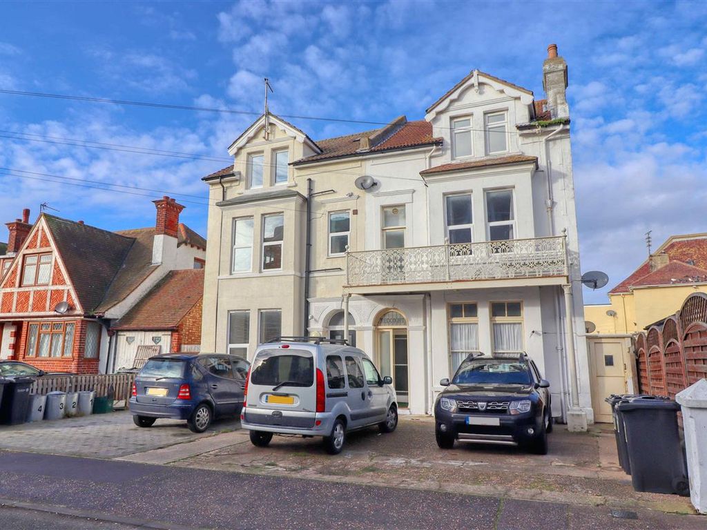 6 bed flat for sale in Church Road, East Clacton, East Clacton CO15, £300,000