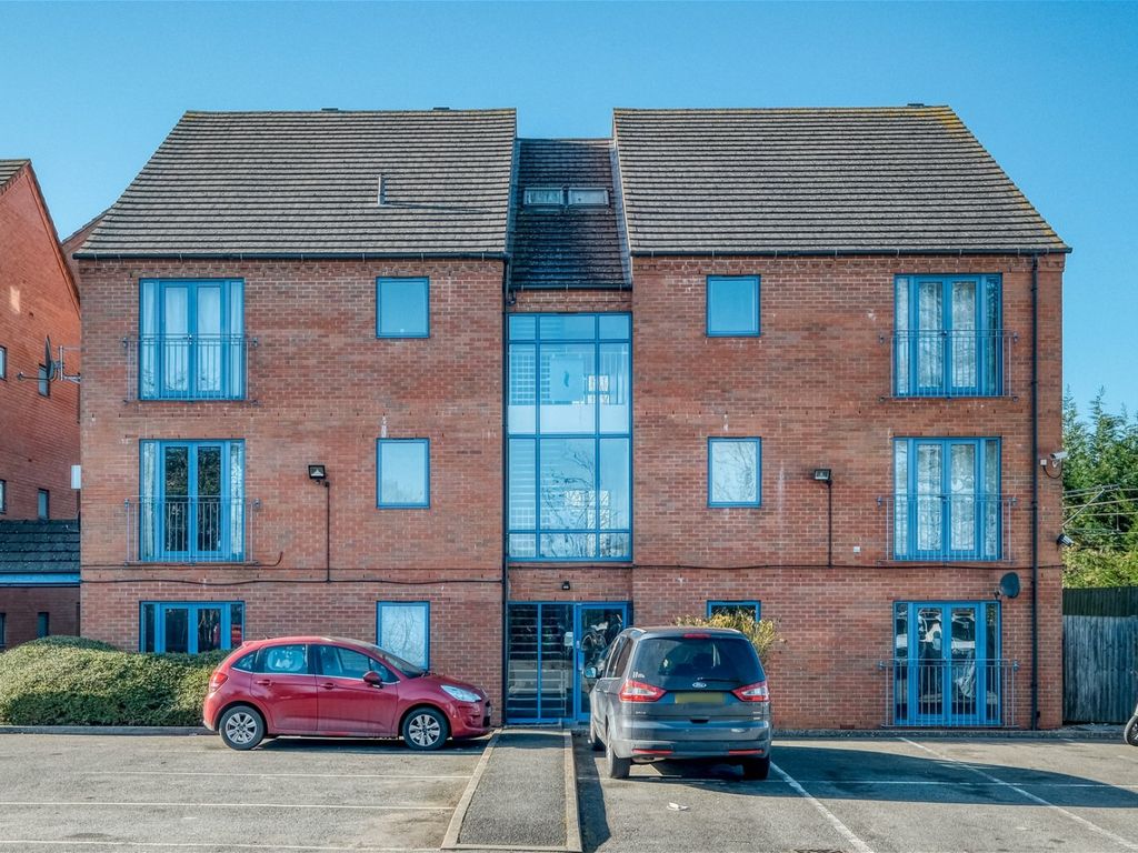 2 bed flat for sale in Clive Road, Redditch B97, £130,000