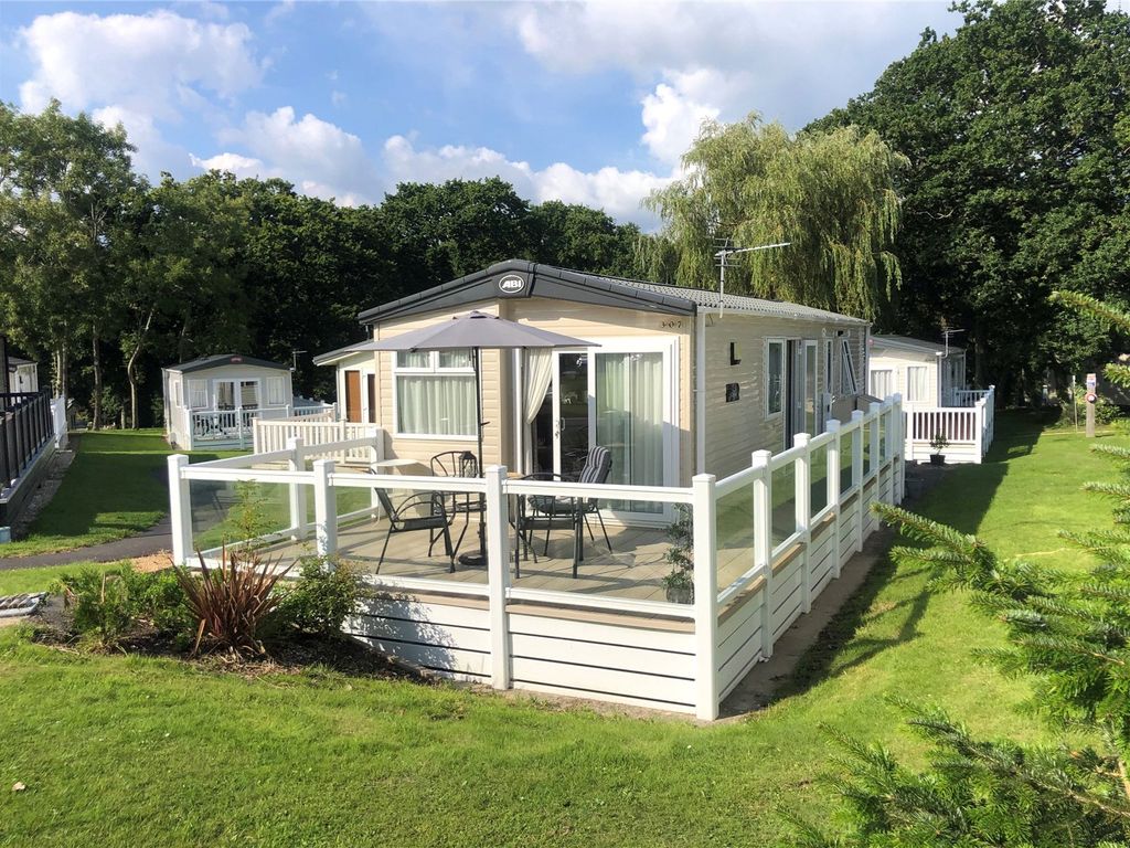 3 bed mobile/park home for sale in Hoburne Bashley, Sway Road, New Milton, Hampshire BH25, £39,950