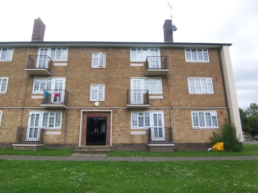 2 bed flat for sale in Longfield Crescent, Tadworth KT20, £210,000