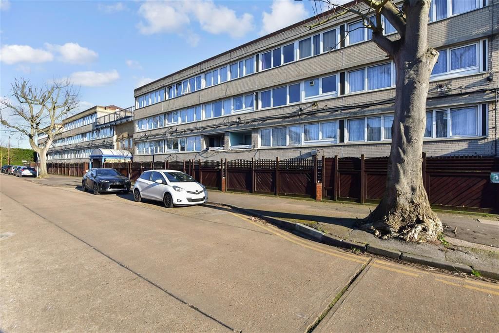 2 bed flat for sale in Woodford Green, Woodford Green, Essex IG8, £230,000
