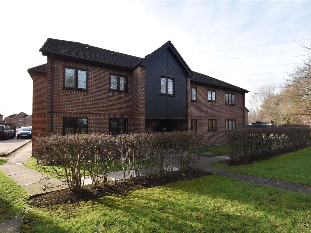 1 bed flat for sale in Dormer Close, Aylesbury HP21, £135,000