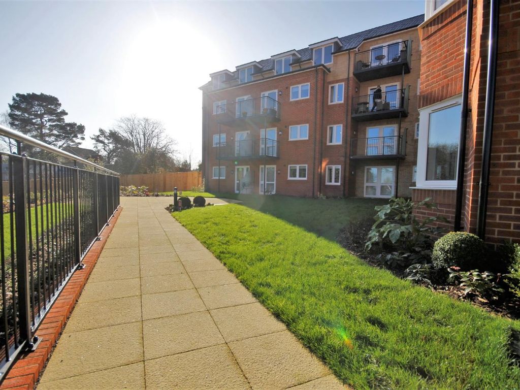 1 bed flat for sale in Beck Lodge, Botley Road, Park Gate SO31, £297,950