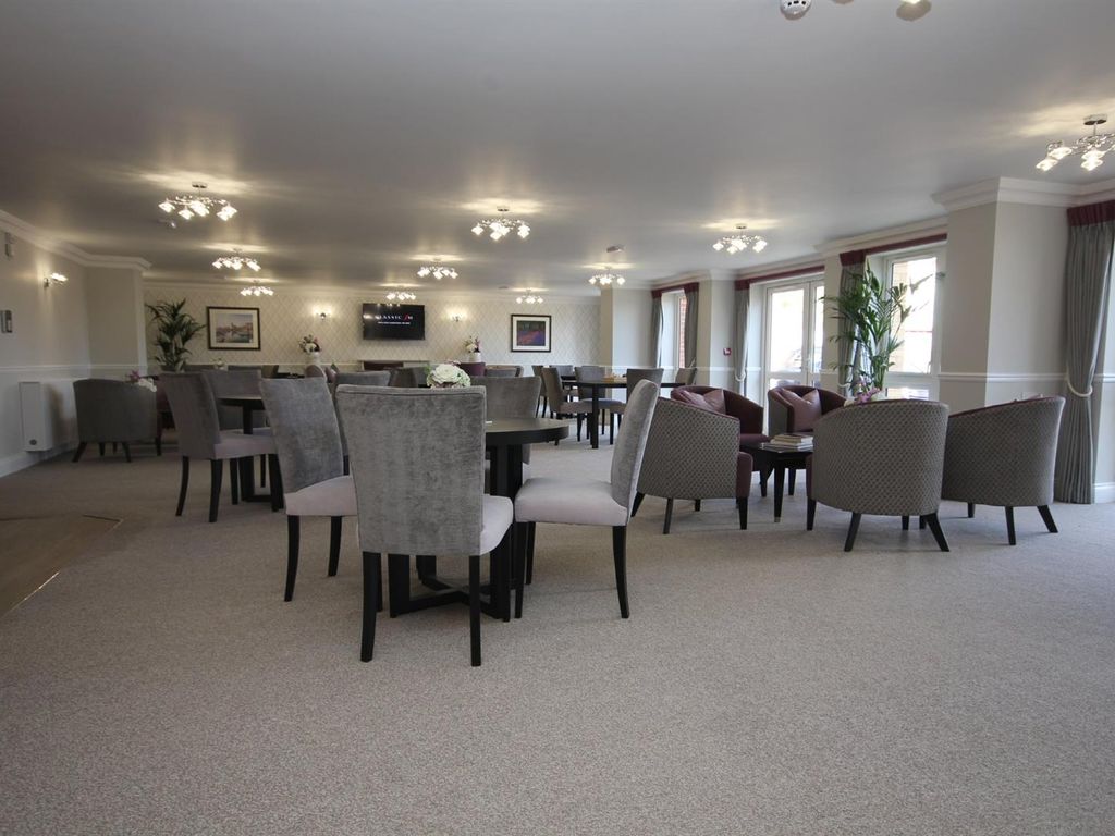 1 bed flat for sale in Beck Lodge, Botley Road, Park Gate SO31, £297,950