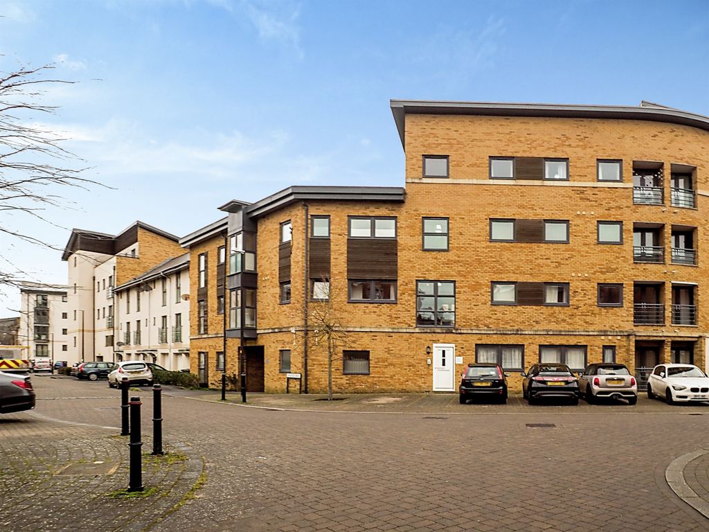 2 bed flat for sale in Pasteur Drive, Swindon SN1, £145,000