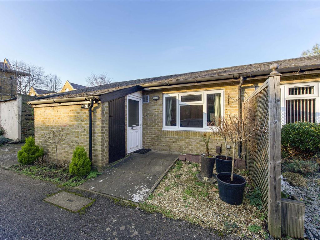1 bed bungalow for sale in Carrick Close, Isleworth TW7, £339,000