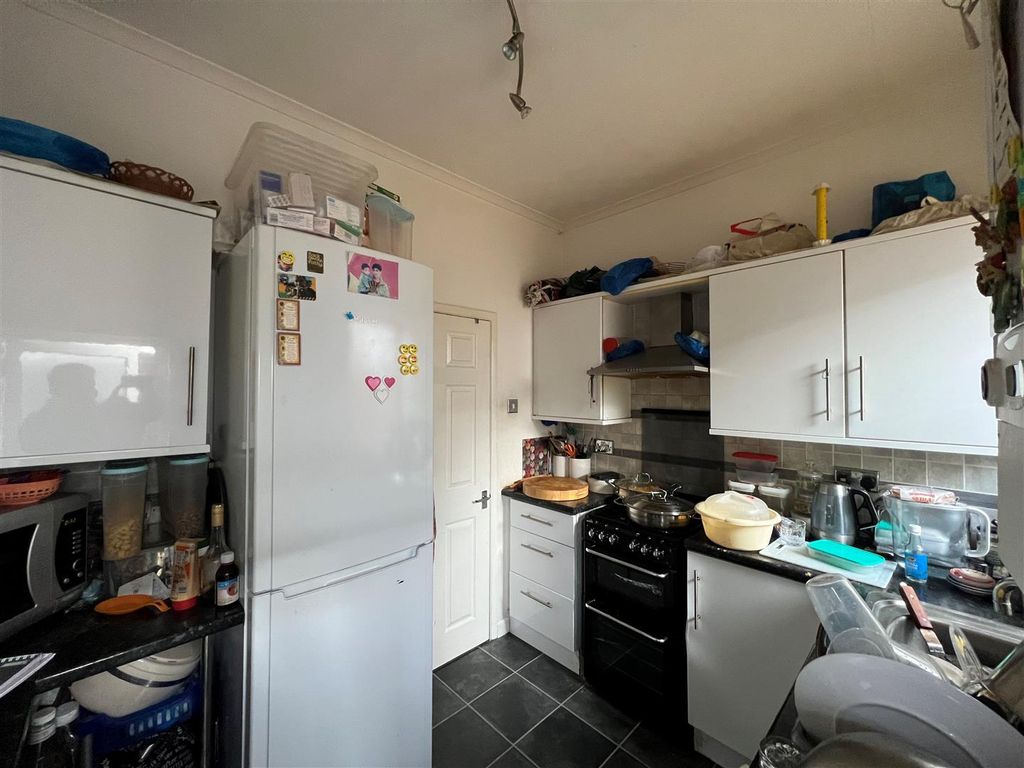 2 bed flat for sale in Southbourne Grove, Westcliff-On-Sea SS0, £220,000