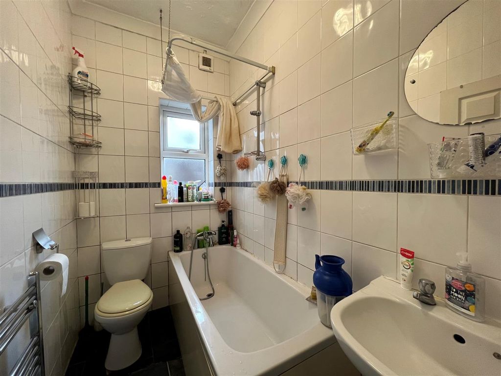 2 bed flat for sale in Southbourne Grove, Westcliff-On-Sea SS0, £220,000