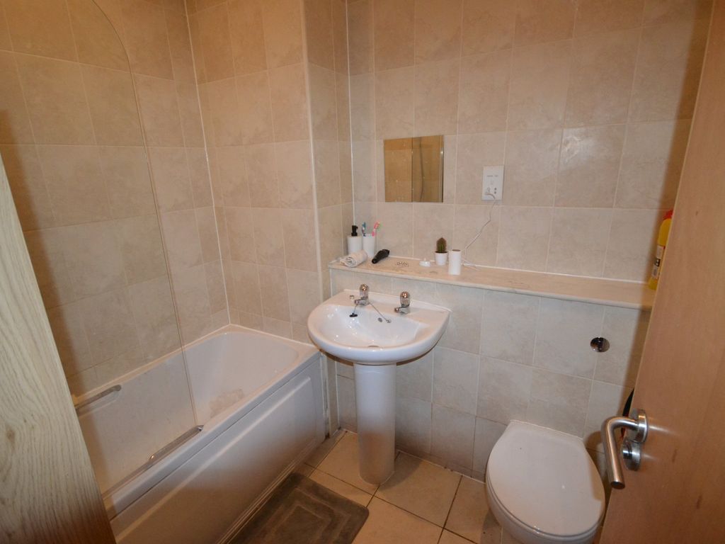 2 bed flat for sale in Humberstone Road, Leicester LE5, £129,950