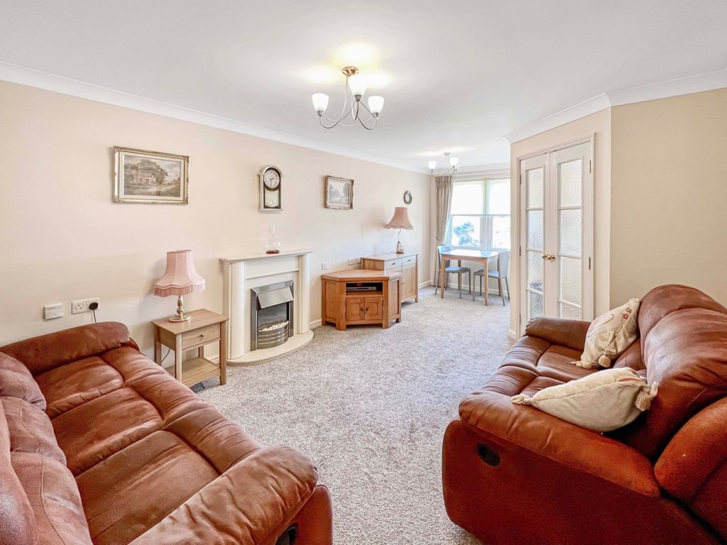 1 bed flat for sale in Nelson Court, Glen View, Gravesend, Kent DA12, £90,000
