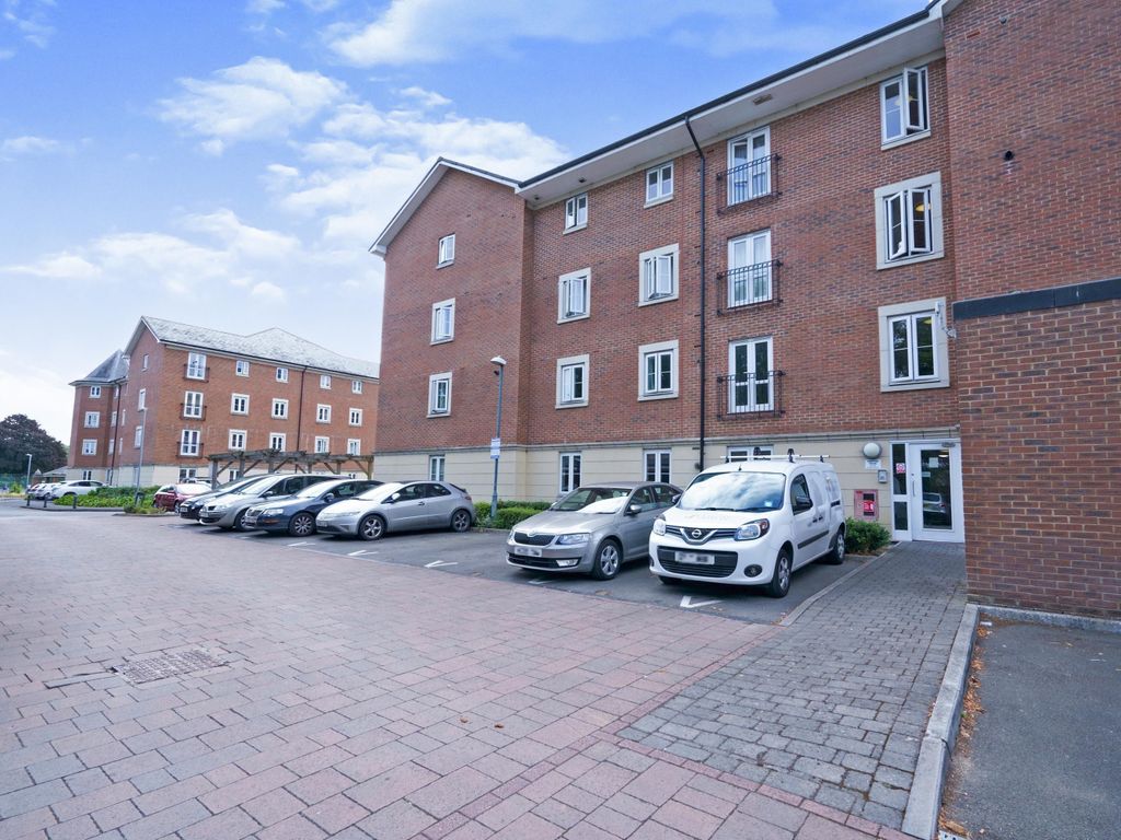 2 bed flat for sale in Brunel Crescent, Swindon SN2, £160,000