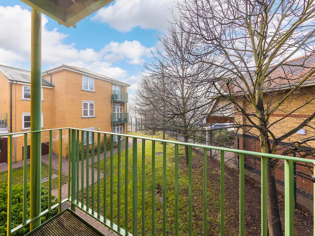 1 bed flat for sale in Copperfield Court, Barkingside IG6, £191,250