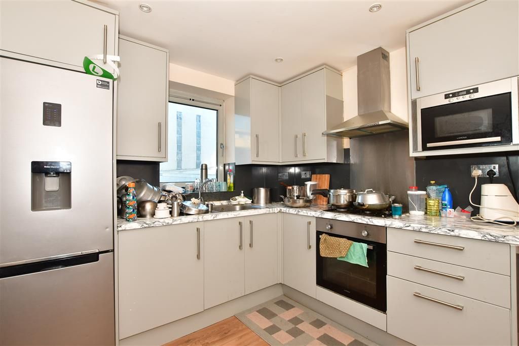 2 bed flat for sale in Axon Place, Ilford, Essex IG1, £260,000