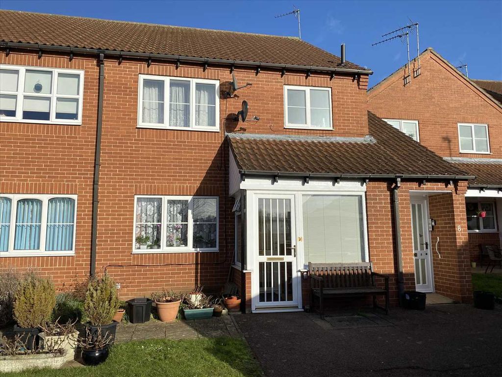 2 bed flat for sale in Bishops Court, Sleaford NG34, £73,500