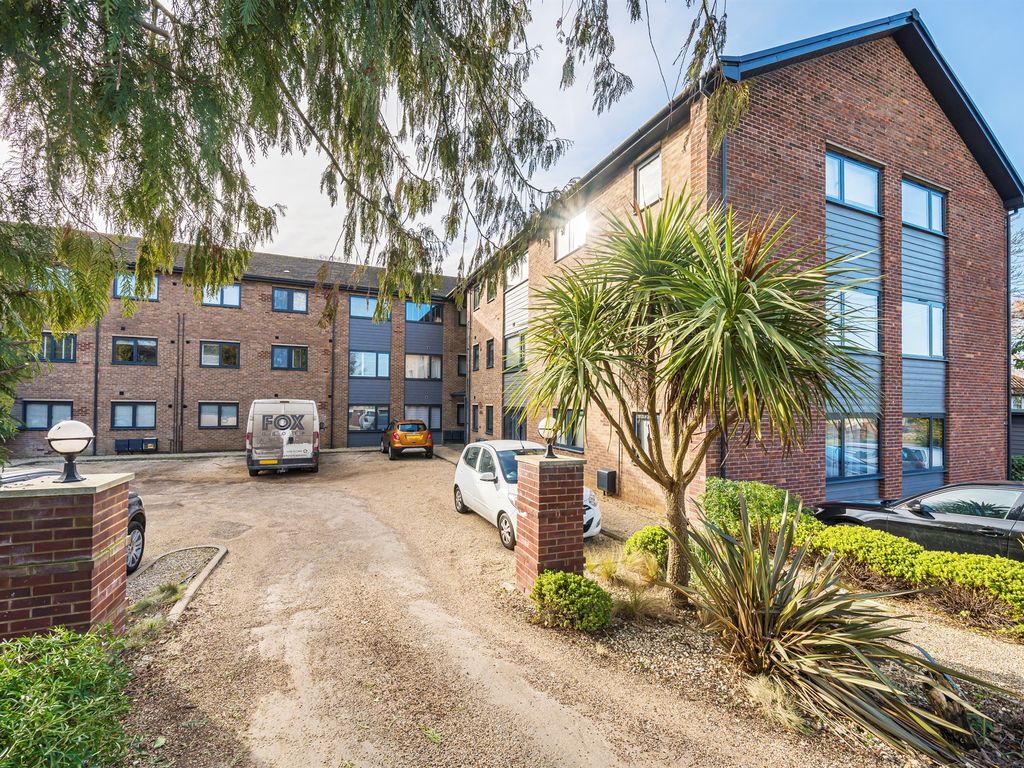 1 bed flat for sale in Brookfield Road, Wooburn Green, High Wycombe HP10, £235,000