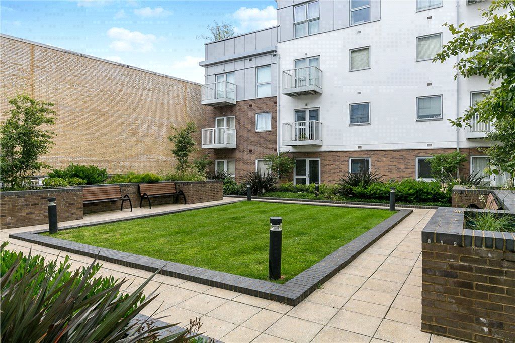 1 bed flat for sale in Station View, Guildford, Surrey GU1, £275,000