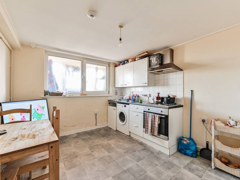 2 bed flat for sale in Partridge Way, Wood Green, London N22, £150,000