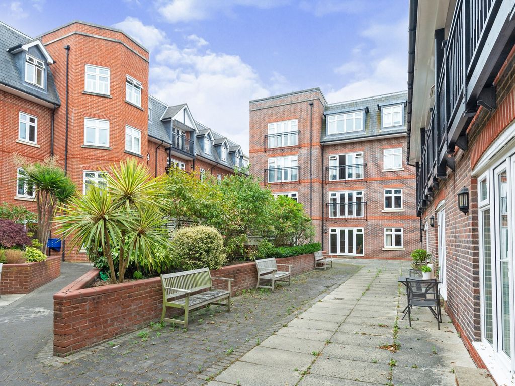 2 bed flat for sale in Leret Way, Leatherhead KT22, £330,000