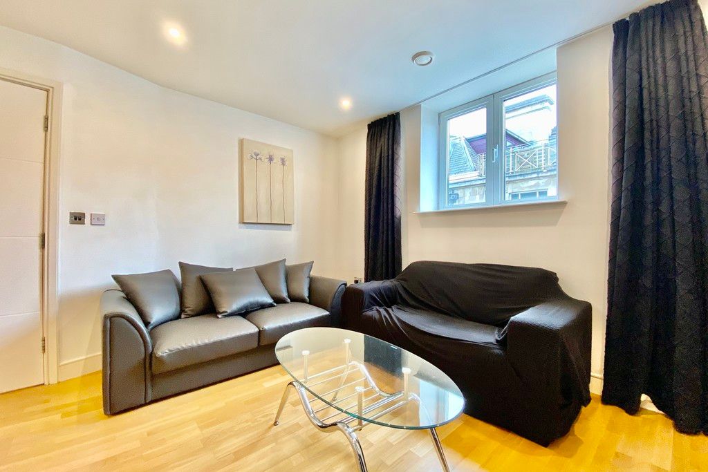 2 bed flat for sale in Bedford Street, Leeds LS1, £215,000
