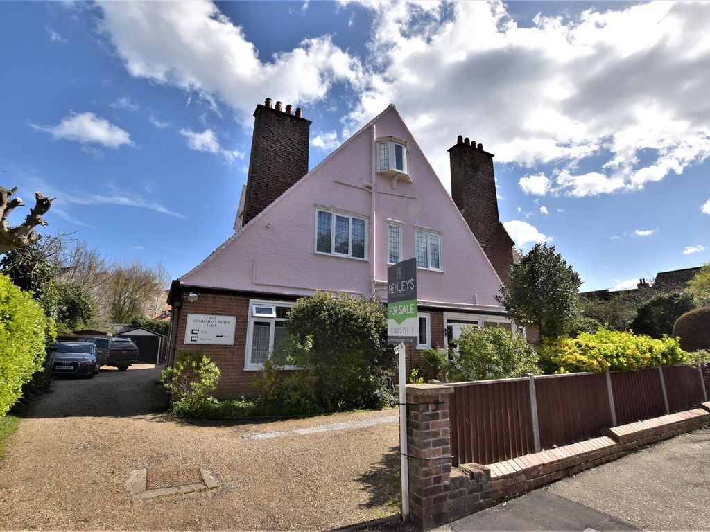 2 bed flat for sale in Cliff Avenue, Cromer NR27, £280,000