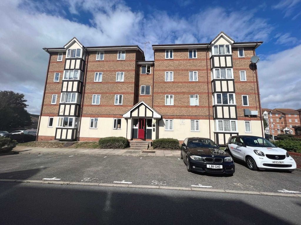 2 bed flat for sale in Chandlers Drive, Erith DA8, £210,000