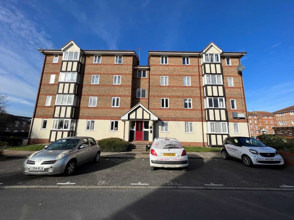 2 bed flat for sale in Chandlers Drive, Erith DA8, £210,000