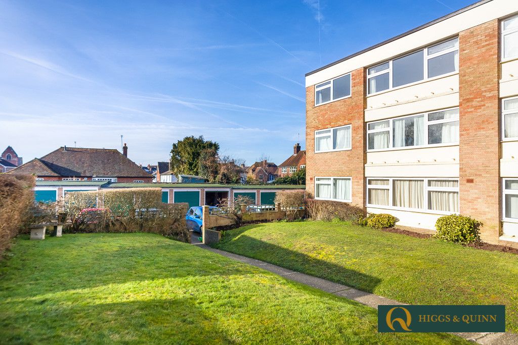 2 bed flat for sale in Windfield, Leatherhead KT22, £280,000