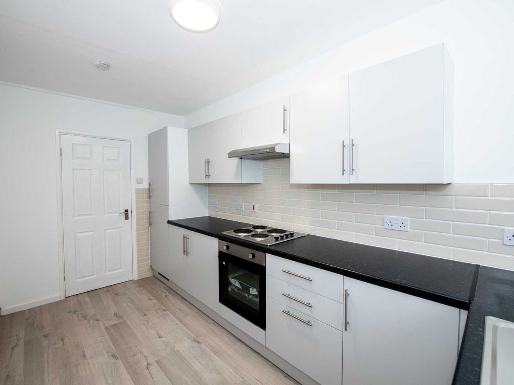2 bed flat for sale in Haversham Court, Crumpsall M8, £160,000