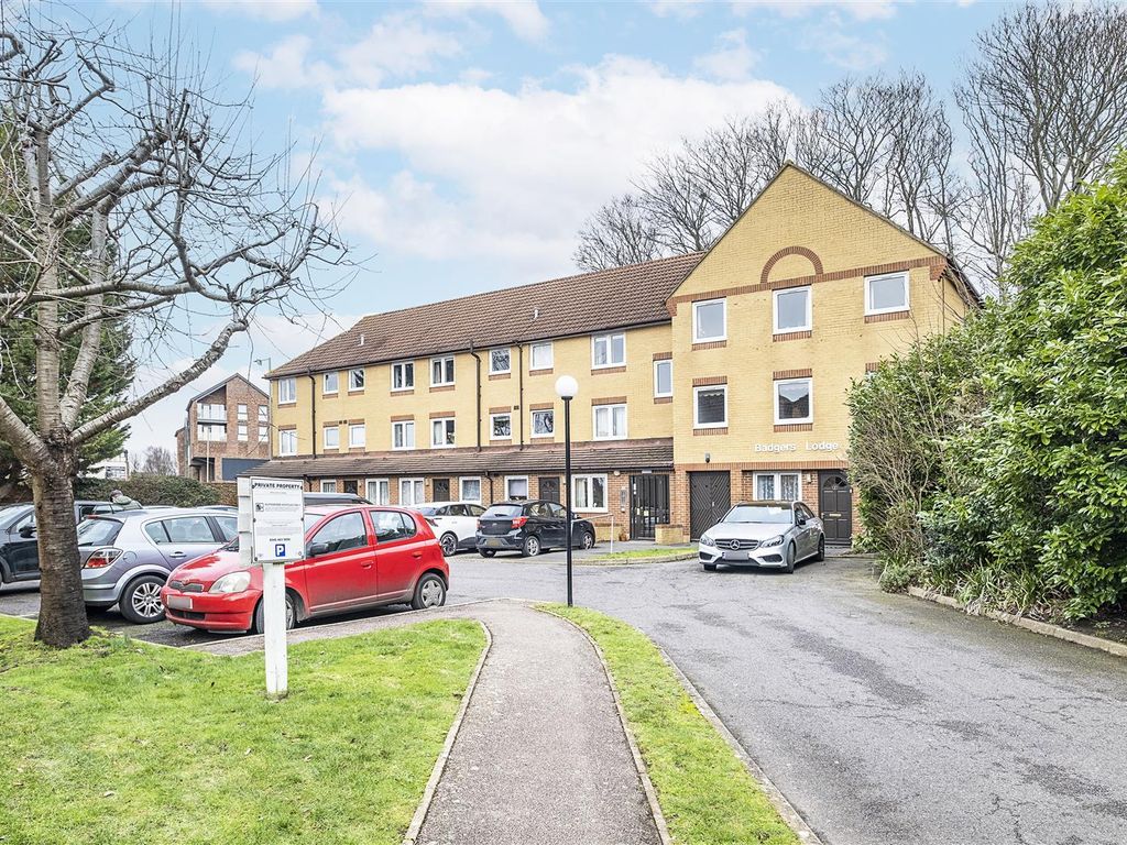 2 bed flat for sale in The Grove, Epsom KT17, £120,000