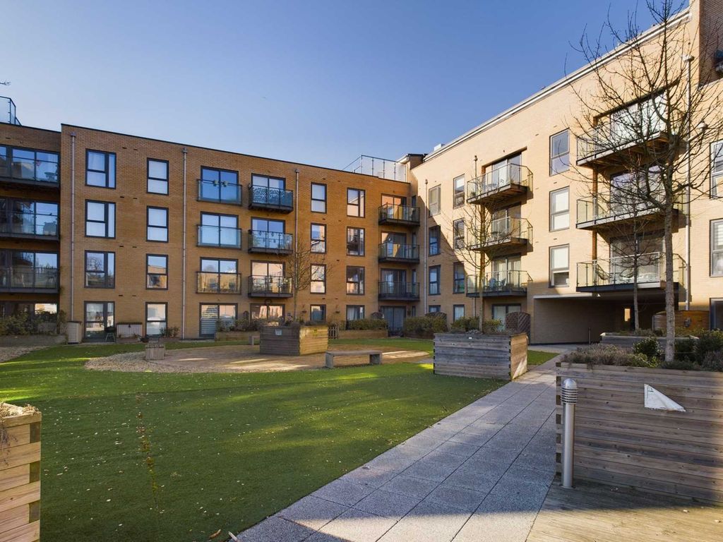 2 bed flat for sale in Grover House, Nash Mills Wharf HP3, £300,000