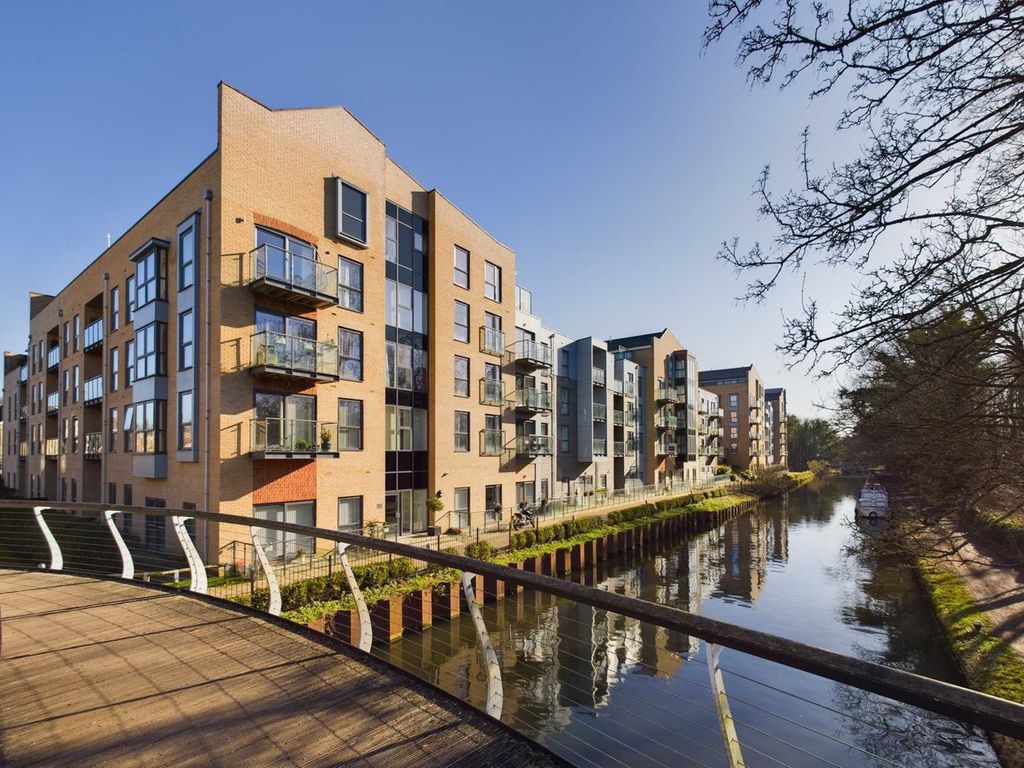2 bed flat for sale in Grover House, Nash Mills Wharf HP3, £300,000