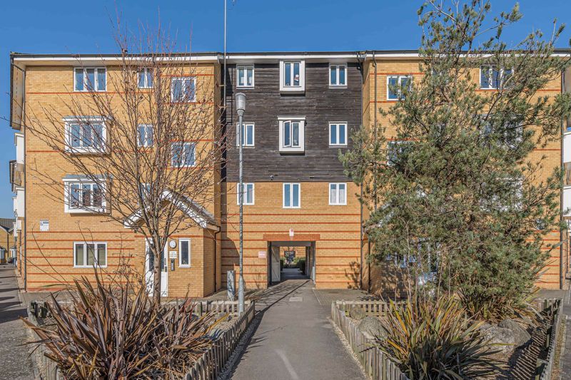 2 bed flat for sale in Stanley Close, London SE9, £289,995