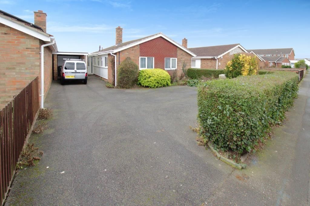 3 bed detached bungalow for sale in Coneygree Road, Stanground, Peterborough PE2, £240,000