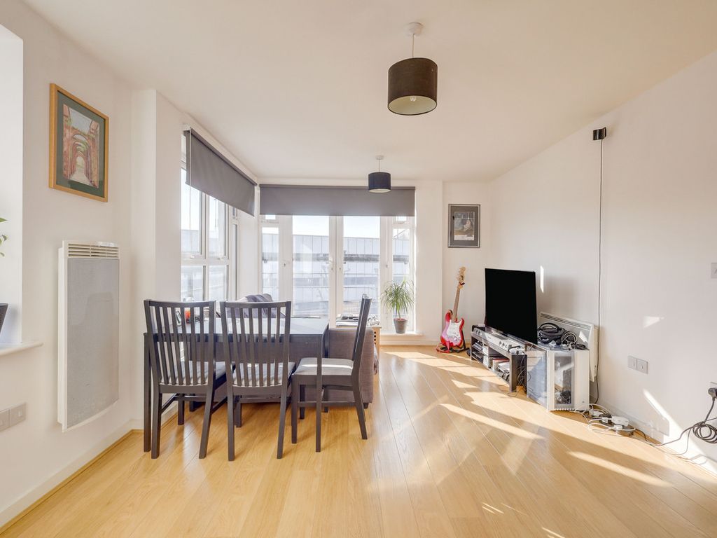 2 bed flat for sale in Southernhay Close, Basildon SS14, £220,000