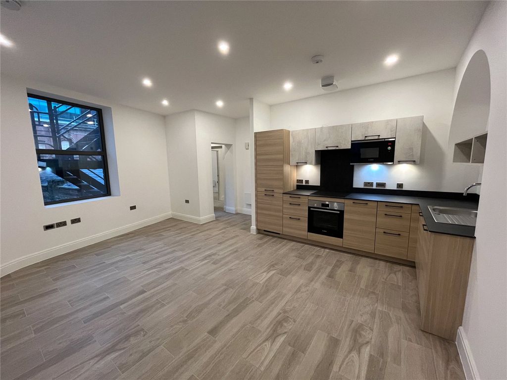2 bed flat for sale in Chapel Walks, Manchester M2, £300,000