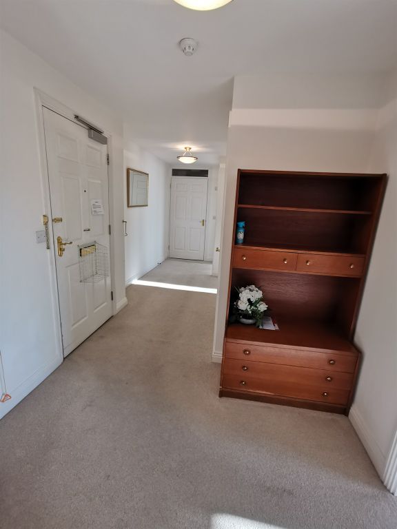 2 bed flat for sale in Hancock Drive, Luton LU2, £215,000