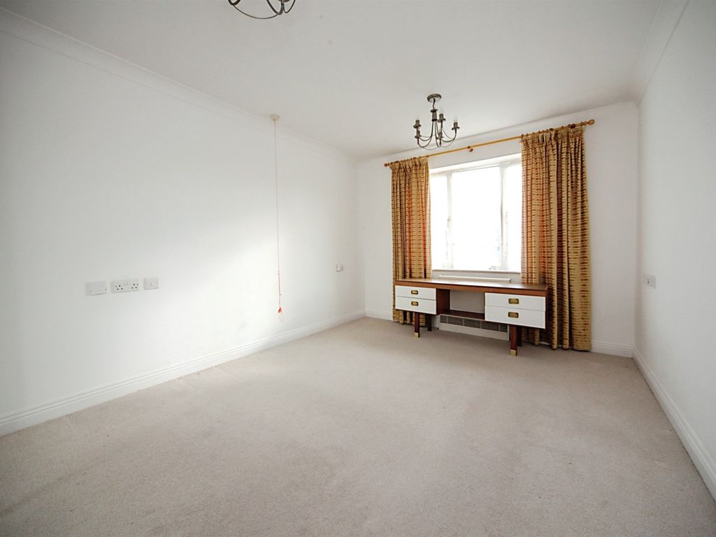 2 bed flat for sale in Hancock Drive, Luton LU2, £215,000