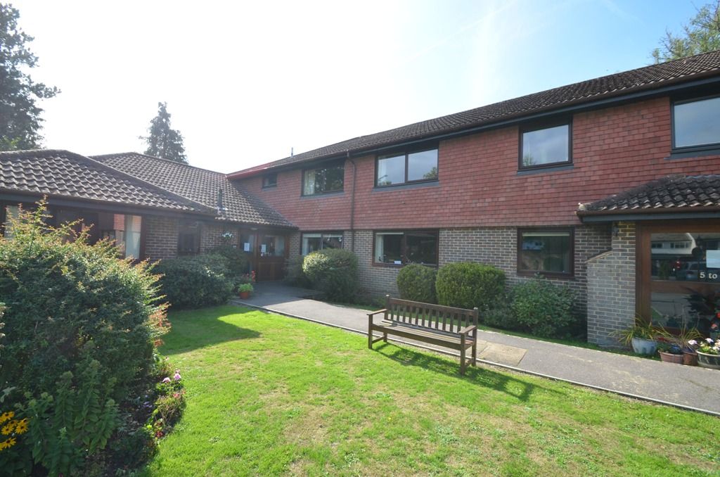 2 bed flat for sale in Tadworth Street, Tadworth KT20, £269,995