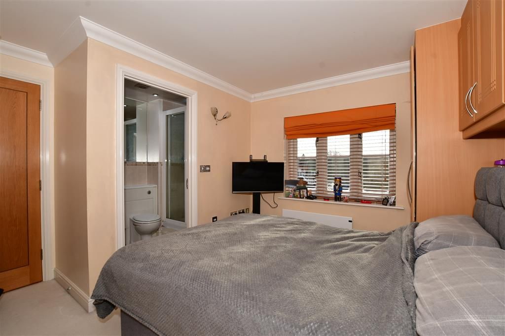 2 bed flat for sale in Elizabeth Drive, Banstead, Surrey SM7, £325,000