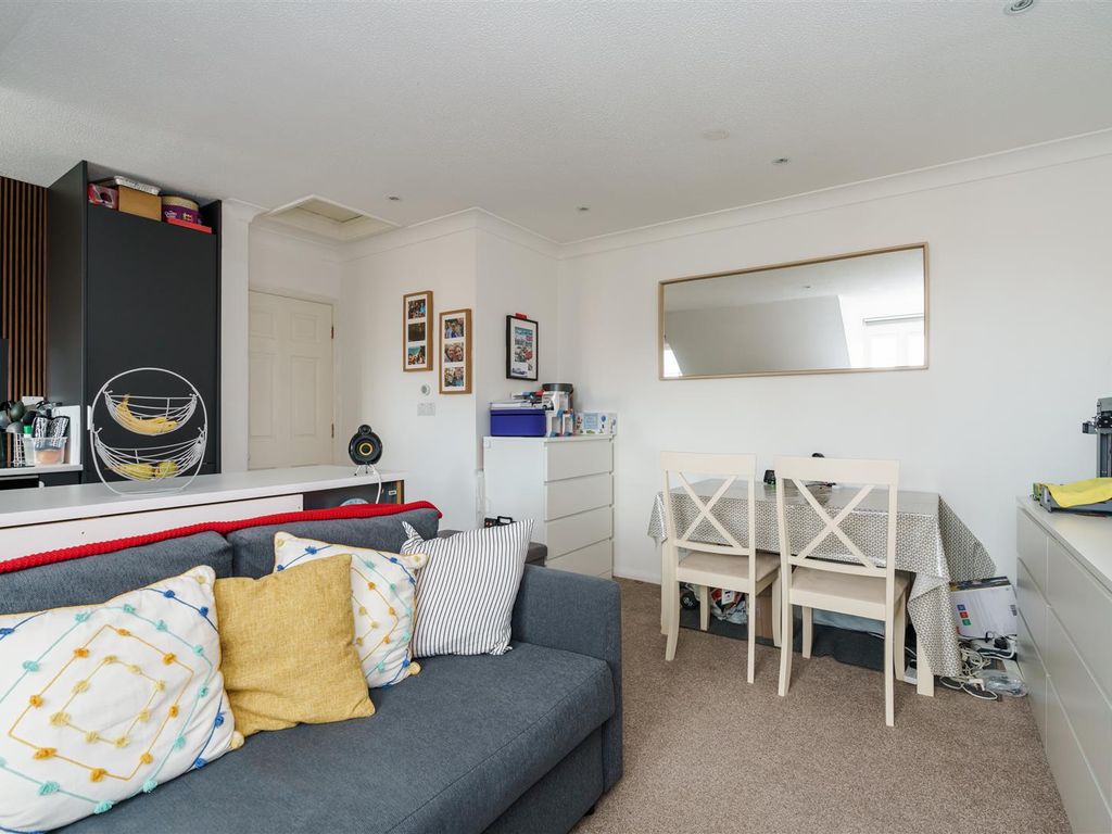 1 bed flat for sale in Kingsmead Road, High Wycombe HP11, £180,000