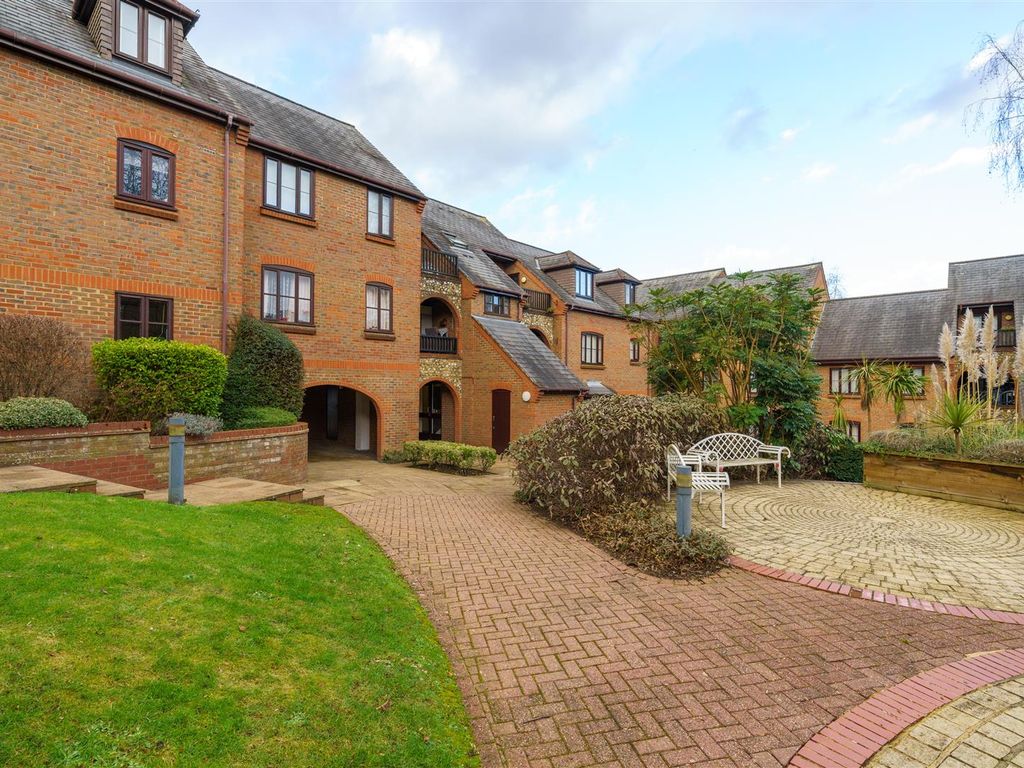 1 bed flat for sale in Kingsmead Road, High Wycombe HP11, £180,000