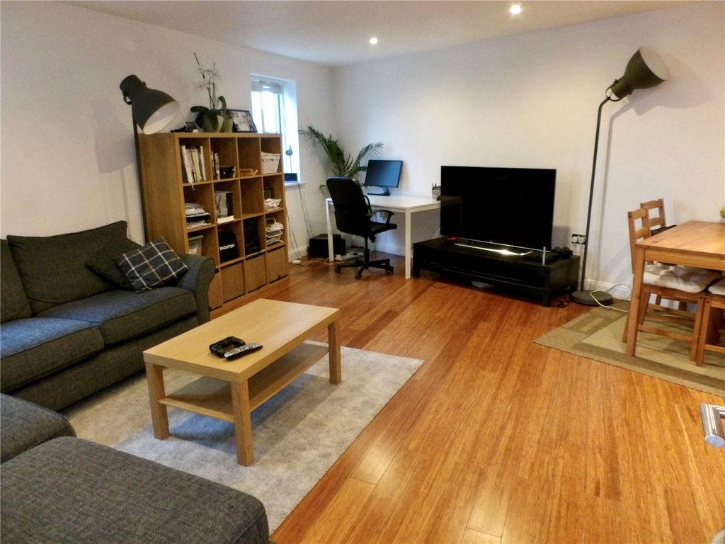 1 bed flat for sale in Cabot Court, Braggs Lane, Bristol BS2, £190,000