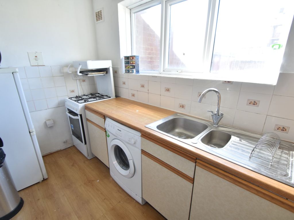1 bed flat for sale in Ross Close, Luton, Bedfordshire LU1, £140,000