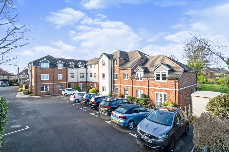 1 bed flat for sale in Lynton Court, Epsom KT17, £125,000