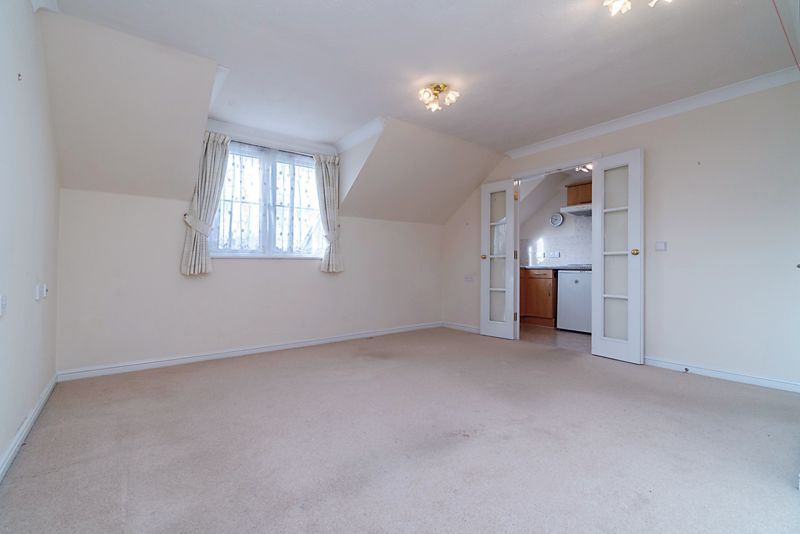 1 bed flat for sale in Lynton Court, Epsom KT17, £125,000